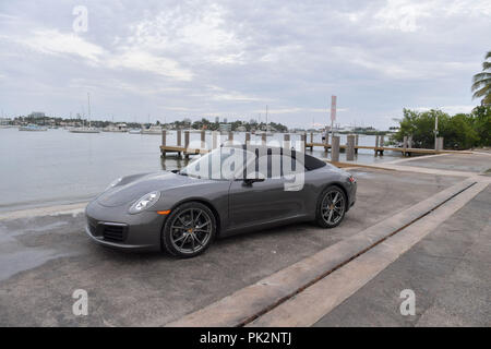 MIAMI, FL - 11. September: Erste Bilder der Porsche 2019 - 911 (betitelt 991.2), wie sie sich auf die Nummer Eins der Porsche Händler in den Vereinigten Staaten (Champion Porsche in Pompano, Florida) geliefert werden. Die hier abgebildete 911 ist ein Cabrio mit einem 3,0-Liter-twin-turbo Boxer 6 Achat Grau Metallic mit Custom 20' Carrera S Räder benutzerdefinierte in Satin Platin mit einem 7-Gang Porsche Doppelkupplungsgetriebe (PDK) am 11. September 2018 Auf Watson Island, Miami, Florida, United States People: Porsche 911, lackiert Stockfoto