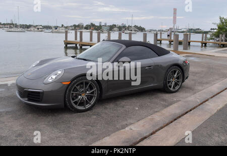 MIAMI, FL - 11. September: Erste Bilder der Porsche 2019 - 911 (betitelt 991.2), wie sie sich auf die Nummer Eins der Porsche Händler in den Vereinigten Staaten (Champion Porsche in Pompano, Florida) geliefert werden. Die hier abgebildete 911 ist ein Cabrio mit einem 3,0-Liter-twin-turbo Boxer 6 Achat Grau Metallic mit Custom 20' Carrera S Räder benutzerdefinierte in Satin Platin mit einem 7-Gang Porsche Doppelkupplungsgetriebe (PDK) am 11. September 2018 Auf Watson Island, Miami, Florida, United States People: Porsche 911, lackiert Stockfoto