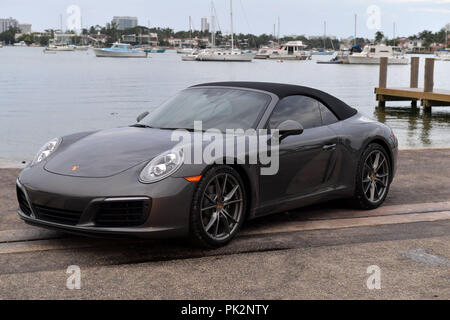 MIAMI, FL - 11. September: Erste Bilder der Porsche 2019 - 911 (betitelt 991.2), wie sie sich auf die Nummer Eins der Porsche Händler in den Vereinigten Staaten (Champion Porsche in Pompano, Florida) geliefert werden. Die hier abgebildete 911 ist ein Cabrio mit einem 3,0-Liter-twin-turbo Boxer 6 Achat Grau Metallic mit Custom 20' Carrera S Räder benutzerdefinierte in Satin Platin mit einem 7-Gang Porsche Doppelkupplungsgetriebe (PDK) am 11. September 2018 Auf Watson Island, Miami, Florida, United States People: Porsche 911, lackiert Stockfoto