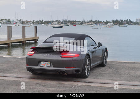 MIAMI, FL - 11. September: Erste Bilder der Porsche 2019 - 911 (betitelt 991.2), wie sie sich auf die Nummer Eins der Porsche Händler in den Vereinigten Staaten (Champion Porsche in Pompano, Florida) geliefert werden. Die hier abgebildete 911 ist ein Cabrio mit einem 3,0-Liter-twin-turbo Boxer 6 Achat Grau Metallic mit Custom 20' Carrera S Räder benutzerdefinierte in Satin Platin mit einem 7-Gang Porsche Doppelkupplungsgetriebe (PDK) am 11. September 2018 Auf Watson Island, Miami, Florida, United States People: Porsche 911, lackiert Stockfoto