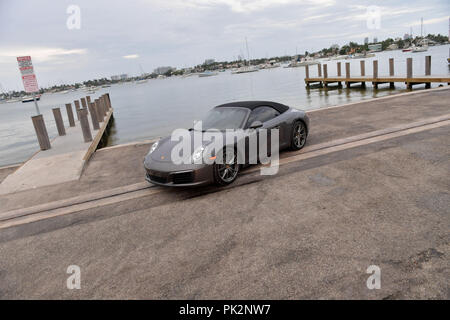 MIAMI, FL - 11. September: Erste Bilder der Porsche 2019 - 911 (betitelt 991.2), wie sie sich auf die Nummer Eins der Porsche Händler in den Vereinigten Staaten (Champion Porsche in Pompano, Florida) geliefert werden. Die hier abgebildete 911 ist ein Cabrio mit einem 3,0-Liter-twin-turbo Boxer 6 Achat Grau Metallic mit Custom 20' Carrera S Räder benutzerdefinierte in Satin Platin mit einem 7-Gang Porsche Doppelkupplungsgetriebe (PDK) am 11. September 2018 Auf Watson Island, Miami, Florida, United States People: Porsche 911, lackiert Stockfoto