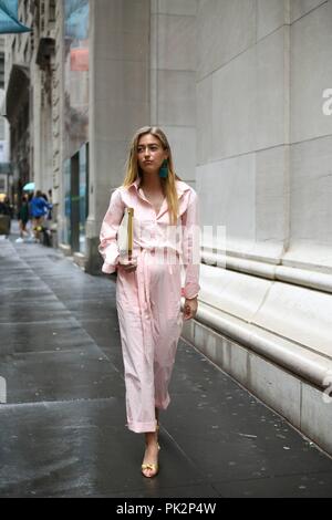 Stylist Emili Sindlev posiert auf der Straße außerhalb des Tibi show während der New York Fashion Week - September 9, 2018 - Foto: Start- und Landebahn Manhattan*** Nur für redaktionelle Verwendung?*** | Verwendung weltweit Stockfoto