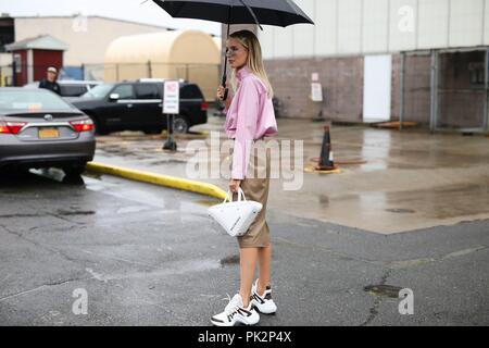 Leonie Hanne posiert auf der Straße vor dem BOSS Show während der New York Fashion Week - September 9, 2018 - Foto: Start- und Landebahn Manhattan*** Für die redaktionelle Nutzung nur*** | Verwendung weltweit Stockfoto