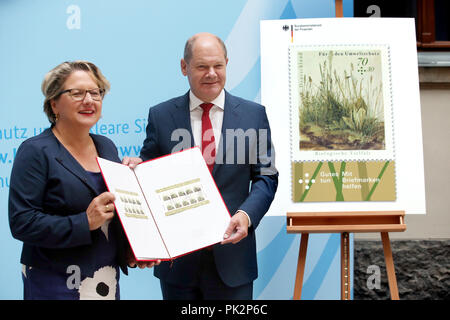 10 September 2018, Berlin: 10.09.2018, Berlin: Svenja Schulze, Bundesminister für Umwelt, beteiligt sich an der Präsentation der Sondermarke "Biologische Vielfalt" zu Olaf Scholz (SPD), Bundesminister der Finanzen. Olaf Scholz (SPD) Foto: Wolfgang Kumm/dpa Stockfoto