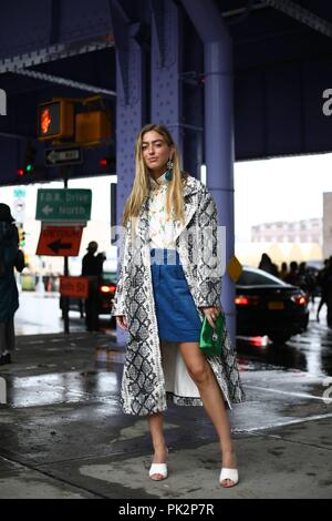 Stylist Emili Sindlev posiert auf der Straße vor dem Boss show während der New York Fashion Week - September 9, 2018 - Foto: Start- und Landebahn Manhattan*** Nur für redaktionelle Verwendung?*** | Verwendung weltweit Stockfoto