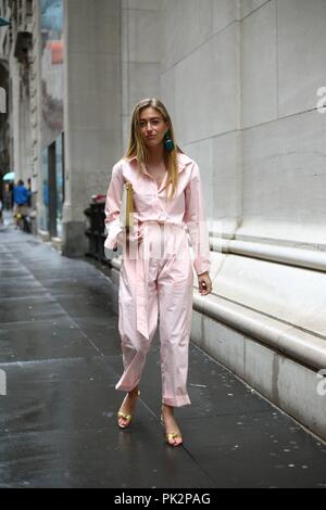 New York, USA. 09 Sep, 2018. Stylist Emili Sindlev posiert auf der Straße außerhalb des Tibi show während der New York Fashion Week - September 9, 2018 - die Credit: Runway Manhattan*** Nur für redaktionelle Verwendung?*** | Verwendung weltweit/dpa/Alamy leben Nachrichten Stockfoto