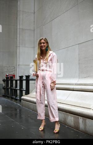 New York, USA. 09 Sep, 2018. Stylist Emili Sindlev posiert auf der Straße außerhalb des Tibi show während der New York Fashion Week - September 9, 2018 - die Credit: Runway Manhattan*** Nur für redaktionelle Verwendung?*** | Verwendung weltweit/dpa/Alamy leben Nachrichten Stockfoto