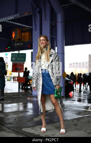 New York, USA. 09 Sep, 2018. Stylist Emili Sindlev posiert auf der Straße vor dem Boss show während der New York Fashion Week - September 9, 2018 - die Credit: Runway Manhattan*** Nur für redaktionelle Verwendung?*** | Verwendung weltweit/dpa/Alamy leben Nachrichten Stockfoto