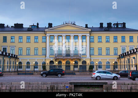 Helsinki, Finnland. September 5, 2018. Der Präsidentenpalast, Helsinki, Finnland am Abend mit Verkehr. Im neoklassischen Stil, wurde 1845 abgeschlossen. Stockfoto