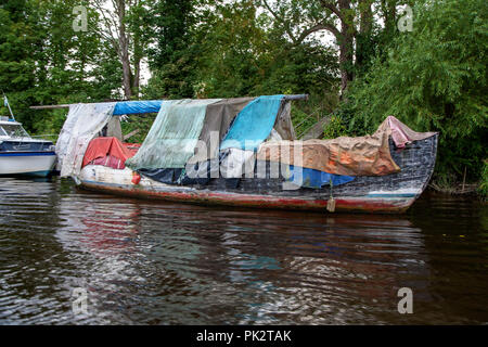 Große stillgelegten Hausboot in farbigen Leinwand Planen auf den Fluss Ouse in der Nähe von York abgedeckt Stockfoto