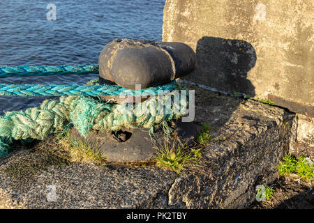 Das Kabel wird an die Pier gebunden Stockfoto