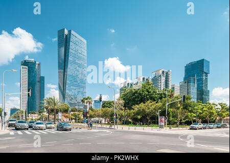 - 08.September 2018: sarona Sarona Gärten - Azrieli Tower von Moshe Tzur im Hintergrund konzipiert Stockfoto