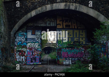 Folgende Restaurierungen Brücken von La petite ceinture im 14. Arrondissement, Paris 2016 Stockfoto