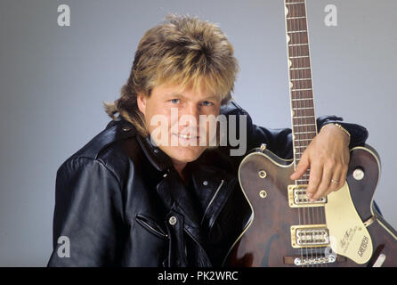 Dieter Bohlen (Blau) am 25.11.1988 in München. | Verwendung weltweit Stockfoto