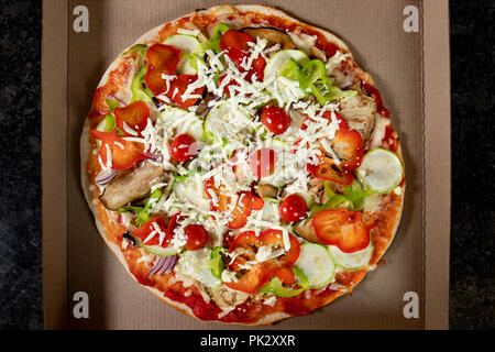 Vegetarische Pizza vorbereitet und in Verpackungen aus Pappe, Stockfoto