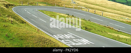 Brecon Beacons National Park nicht eingezäunten leer Moorland Road Haarnadel zweisprachig Mehrsprachig langsam Warnschild auf hügeligen Straße South Wales UK markiert biegen Stockfoto