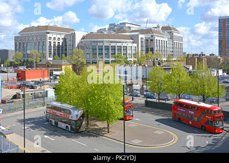 Mit Blick auf die Londoner Straßenszene, Doppeldeckerbusse, Bushaltestelle vor der Blackwall-DLR-Station Tower Hamlets Council Offices Beyond England UK Stockfoto