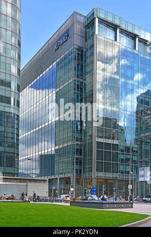 Die Außenseite des modernen KPMG Wirtschaftsprüfungsgesellschaft Business Office Gebäude mit Glasfront Struktur ökologische Effizienz Design in Canary Wharf London UK Stockfoto