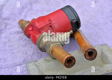 Wasser Sanitär Pumpe kaputt home Zentralheizung Kupferrohre & Cut pipe Probe verstopften & innen mit Schlamm sediment England Großbritannien blockiert Stockfoto