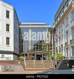 Schritte bis zum Eingang mit Glasfront nach Essex County Council Verwaltung Bürogebäude auf einem sonnigen blauen Himmel Tag in der Stadt von Chelmsford England Großbritannien Stockfoto