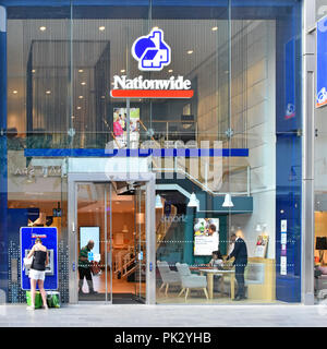 Glas an der vorderen Wand Nationwide Building Society Räumlichkeiten & Logo ATM im Einkaufszentrum Westfield Einkaufszentrum Stratford City Newham East London Großbritannien Stockfoto