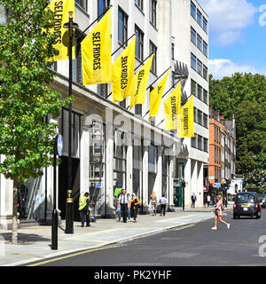 Gelbe Banner des Kaufhauses Selfridges über dem Gebäude im Anbau der Duke Street hinter dem berühmten Londoner Einkaufsviertel Oxford Street West End England UK Stockfoto