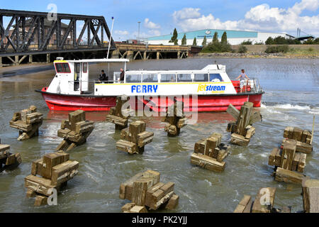 Thames Passagier Fähre von Gravesend Kent Navigation Behinderung durch Ebbe Neben Tilbury Bootssteg & Road Bridge Essex England Großbritannien ausgesetzt Stockfoto