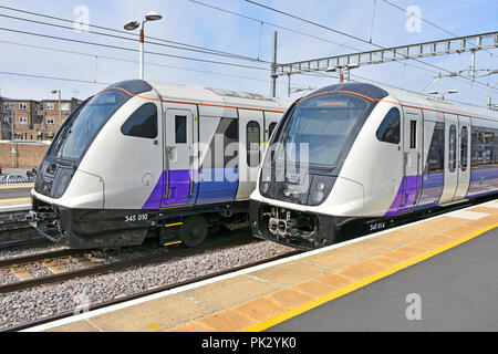 Vor zwei tfl Crossrail Klasse 345 Elizabeth Line Züge halten an shenfield Bahnhof Essex warten zurück nach London Liverpool Street England Großbritannien zu gehen Stockfoto