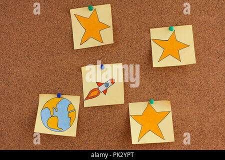 Post-it Notes mit dem Planeten Erde und Weltraum Rakete mit Sternen auf Bulletin Board. Close Up. Stockfoto