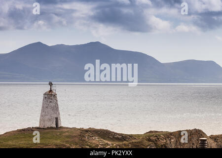 Twr Bach Leuchtturm, Anglesey, Wales UK, mit den Bergen von Snowdonia National Park in der Ferne Stockfoto