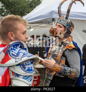 Detroit, Michigan - Männer gekleidet in Pabst Blue Ribbon und Strohs Bier Kostüme bei der jährlichen Dally in der Gasse Festival in der Cass Korridor neighborh Stockfoto