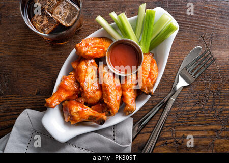 Eine Umhüllung von köstlich würzigen Buffalo Chicken Wings auf einem Pub Restaurant Table Top. Stockfoto