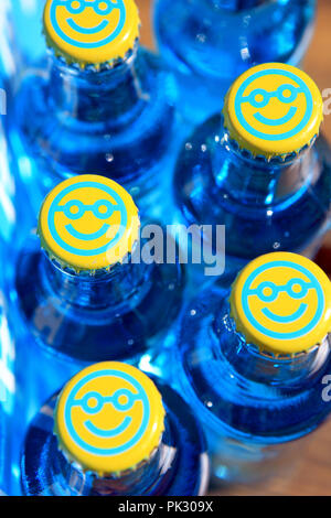 Woe Original Wodka Flaschen mit Blauer smiley konfrontiert Flaschenverschlüsse Stockfoto