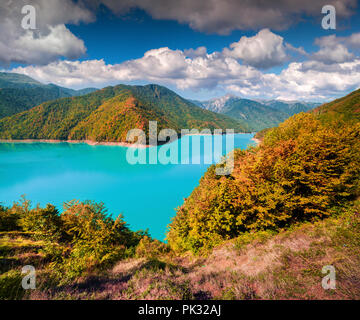 Bunte Herbst morgen auf der Patara Ingury River (Dzhvara Ingury Behälter). Obere Swanetien, Georgien, Europa. Oktober 2015. Stockfoto