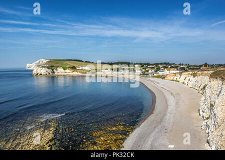 Auf der Suche nach Süßwasser Bucht und der Strand von den Klippen auf der Isle of Wight in England Stockfoto