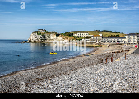 Auf der Suche nach Süßwasser Bucht und der Strand von den Klippen auf der Isle of Wight in England Stockfoto