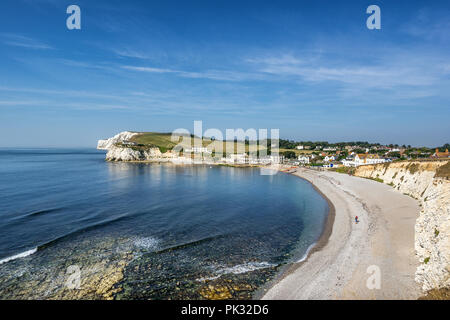 Auf der Suche nach Süßwasser Bucht und der Strand von den Klippen auf der Isle of Wight in England Stockfoto