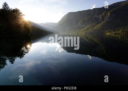 Abend Reflexion in alpinen See Bohinj, Slowenien Stockfoto