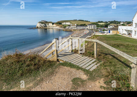 Auf der Suche nach Süßwasser Bucht und der Strand von den Klippen auf der Isle of Wight in England Stockfoto