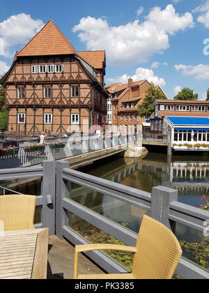 Fachwerk Häuser aus rotem Backstein in der Nähe des Flusses auf den alten Hafen Lüneburg, Deutschland Stockfoto