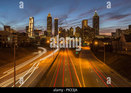 Nacht Autobahn Verkehr und Stadtbild Skyline in den Städten Atlanta, Georgia. Stockfoto