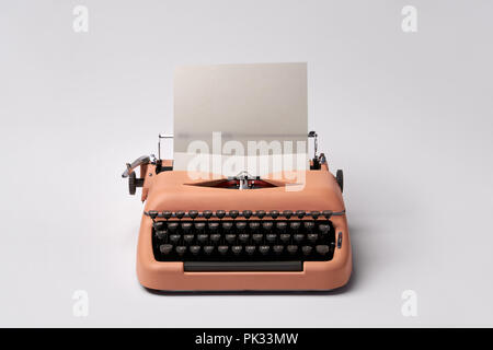 Retro Schreibmaschine coral Farbe im Studio. Studio gedreht. Stockfoto