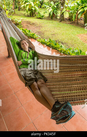 Frau in einer Hängematte, Mirador El Silencio Hotel, San Carlos, Costa Rica Stockfoto