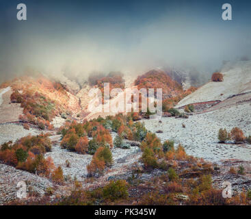 Verschneiten Berghang im Kaukasus. Erste Oktober Schnee. Obere Swanetien, Georgien, Europa. Oktober 2015. Stockfoto