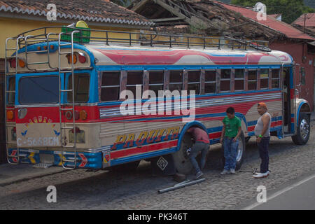 Schlüsselt man die Chicken Bus Stockfoto