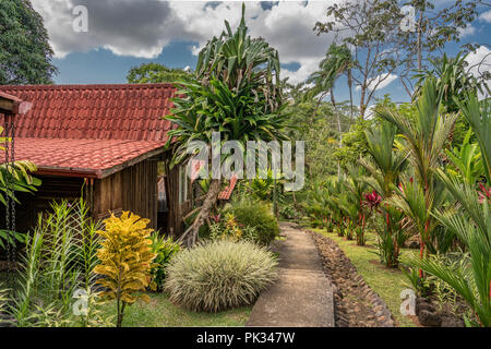 Kabine und Gärten, Pedacito De Ceilo Eco Lodge, San Carlos, Costa Rica Stockfoto