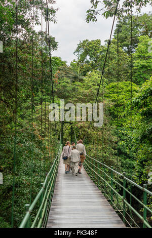 Touristen auf Steinerne Brücke, Tenorio Volcano National Park, Costa Rica Stockfoto