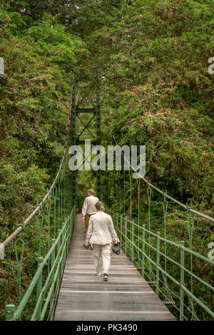 Touristen auf Steinerne Brücke, Tenorio Volcano National Park, Costa Rica Stockfoto