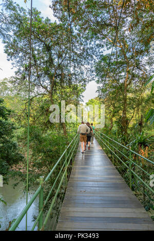 Touristen auf Steinerne Brücke, Tenorio Volcano National Park, Costa Rica Stockfoto