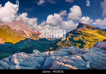 Panoramablick auf die Pale di San Martino aus Passo Rolle, Trentino, Dolomiten, Italien. Cimon della Pala Bergrücken. Stockfoto